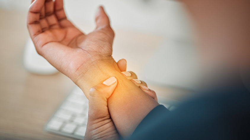 Rappresentazione di una mano tenuta da un'altra, con l'area infiammata evidenziata.